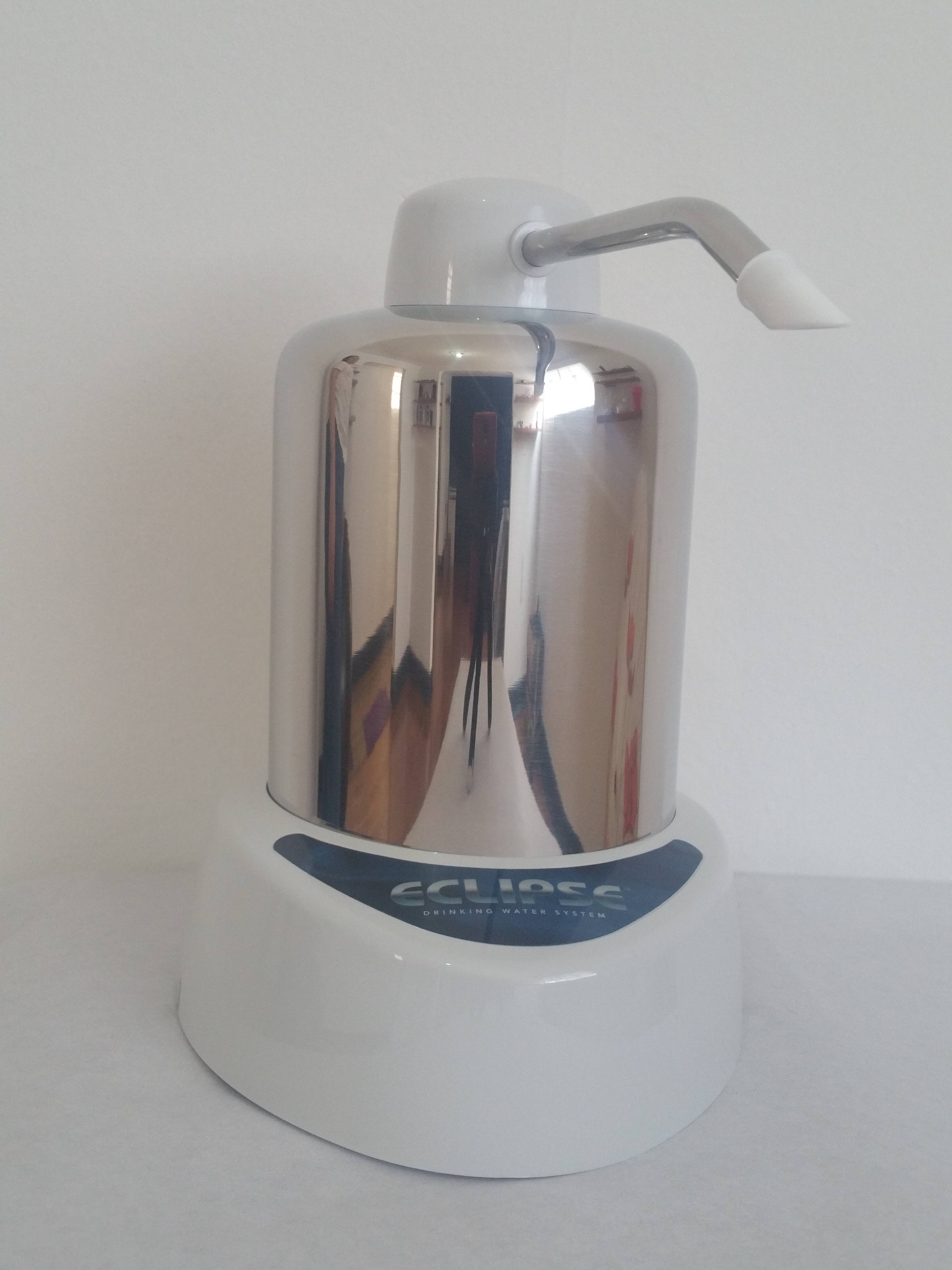 Counter top water filtration system. For domestic use.